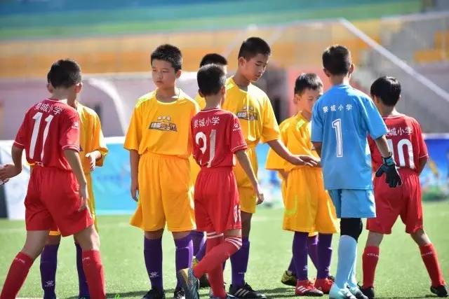哈登首秀助76人逆转尼克斯，成历史揭幕战赢家